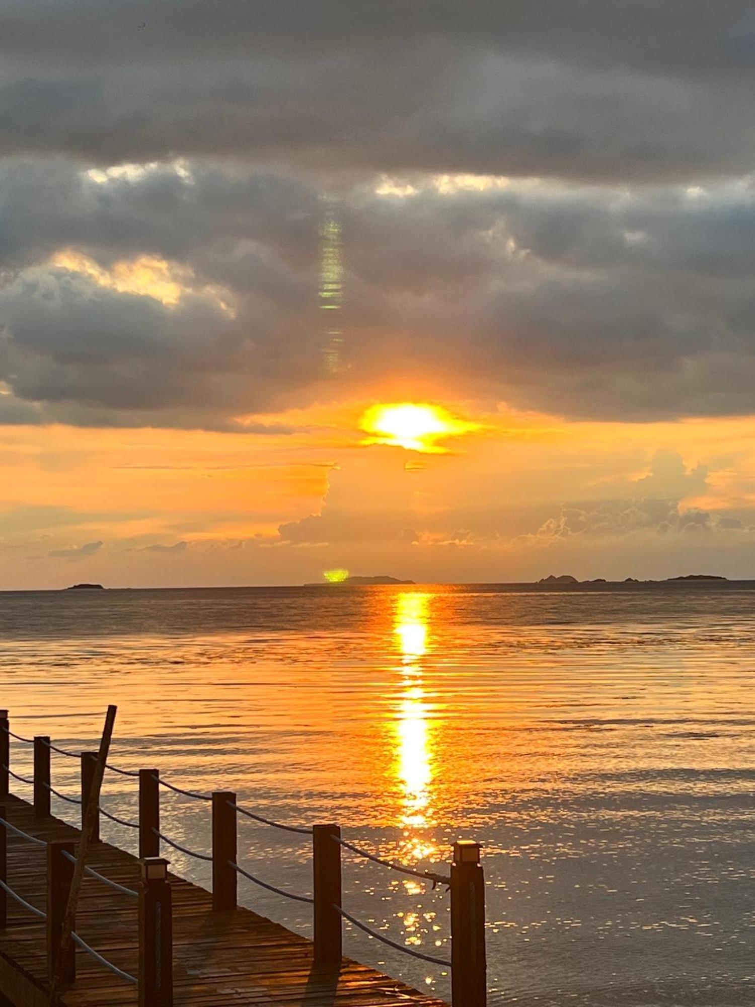 Alam Indah Beach Resort Бусуанга Экстерьер фото
